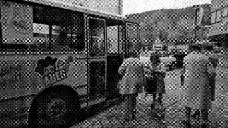 Bushaltestelle bei der Metzgerei Rimmele, Bregenz, 1981. Foto: Rudolf Zündel (Vorarlberger Nachrichten), Vorarlberger Landesbibliothek