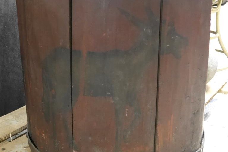 Schandmantel oder Spanischer Mantel Holz bemalt, Eisenscharniere, Höhe 115 cm, vorarlberg museum