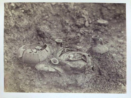 Fotografische Dokumentation der Freilegung des Brandgrabes Nr. 663 mit reichen Gefäßbeigaben aus dem Jahr 1907. Foto: vorarlberg museum.