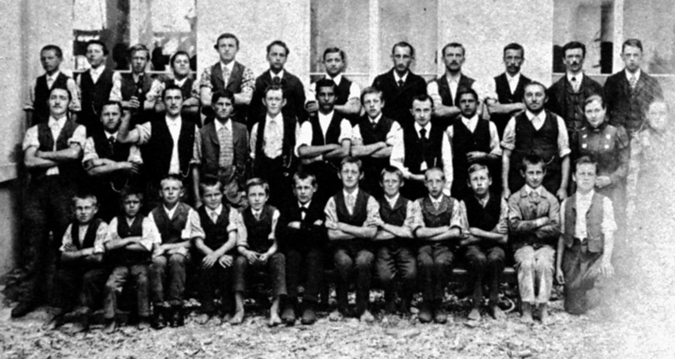 Die Belegschaft der Jacob-Rohner-Schifflistickerei in Rebstein, 1901. Bildnachweis: 100 Jahre Jacob Rohner AG