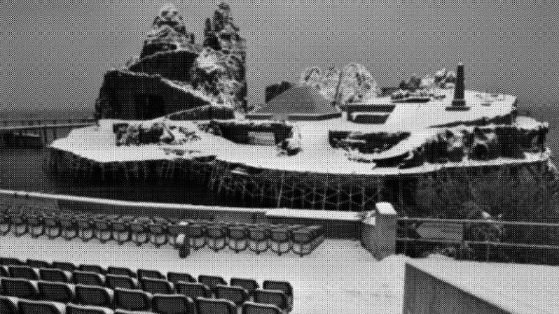 Seebühne der Bregenzer Festspiele für die »Zauberflöte« im Winter 1985.  Foto: Rudolf Zündel (Vorarlberger Nachrichten), Vorarlberger Landesbibliothek