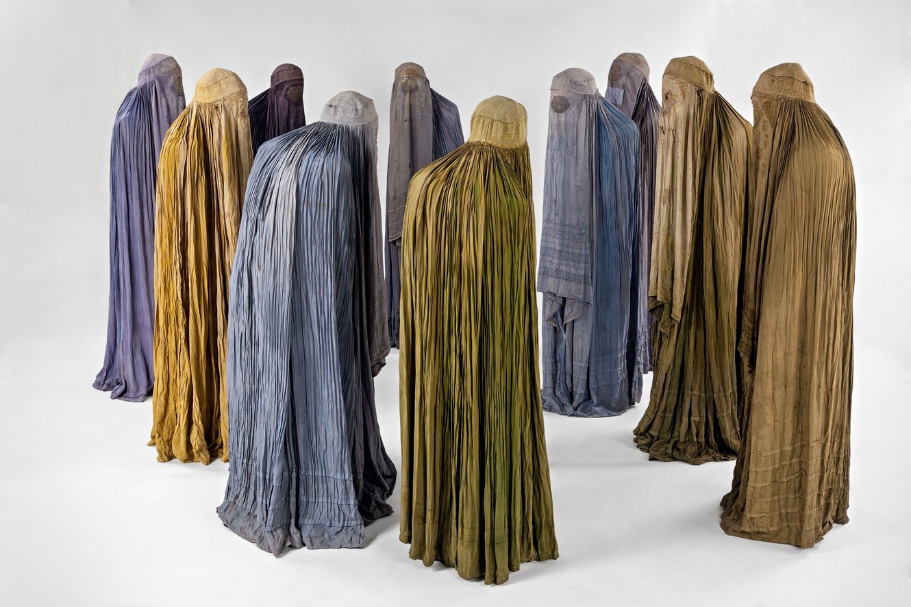 Mariella Scherling-Elia (1929-2017) Die Burkas, die Frau, 2002 ©vorarlberg museum, Markus Tretter