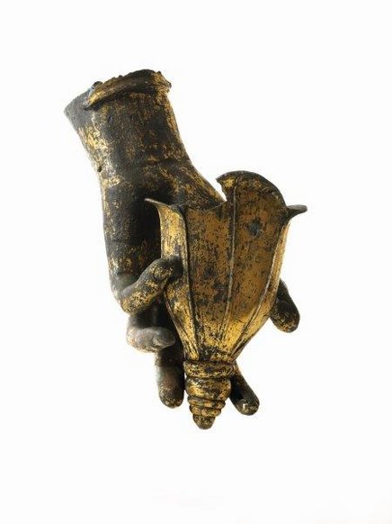 Hand mit Füllhorn, Teil einer monumentalen Bronzestatue, vergoldetet, Fundort Tiberiusstraße Bregenz, frühes 2. Jh. n. Chr., Foto: Robert Fessler 