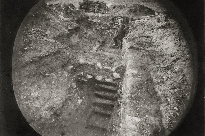 Ausgrabung des römischen Kellers 1878. Auf den Treppenstuden fand sich ein Großteil der Terra Sigillata Gefäße. Foto voralberg museum