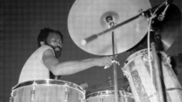 Schlagzeuger beim »Randspiele«-Konzert von Friedrich Gulda auf dem Gebhardsberg, Bregenz, 1972. Foto: Rudolf Zündel (Vorarlberger Nachrichten), Vorarlberger Landesbibliothek