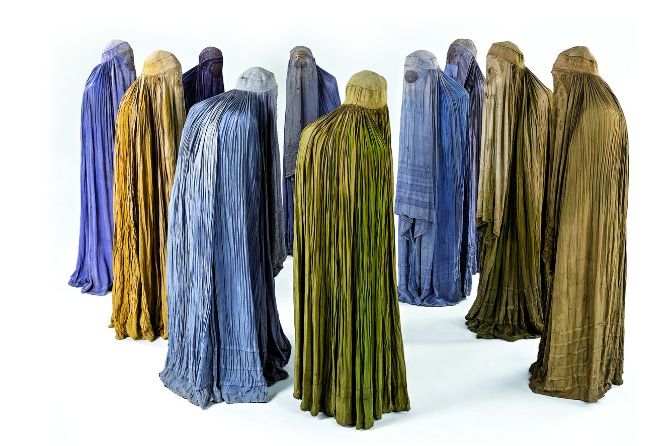 Mariella Scherling Elia (1929 – 2017), Die Burkas, die Frau, 2002, Seide, Papiermaché, lackiertes Holz, Papier, Foto: Markus Tretter