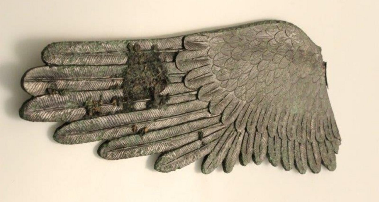 Flügel, Teil einer Bronzestatue der Siegesgöttin Victoria, Typus Vittoria Alata di Veleia, 1 Jh n Chr, Foto: BDA