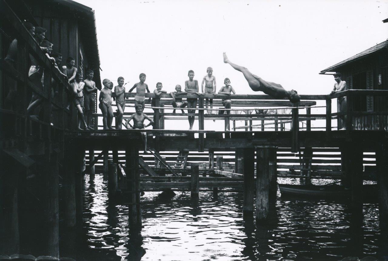 Der Rückwärtsköpfler galt als die Krone aller Akrobatik. Städtische Badeanstalt um 1916, Foto: Stadtarchiv Bregenz