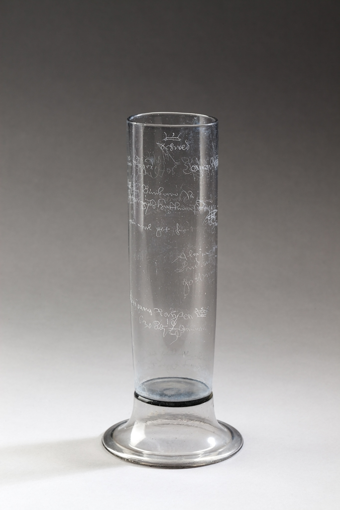 Farbloses Formglas mit Ritzgravur (Diamantschnitt), 16. Jhd. ©vorarlberg museum, Markus Tretter